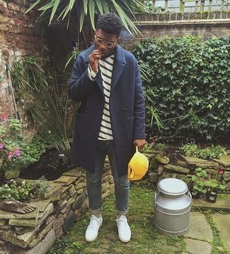 Как носить синие рваные джинсы с темно-синим длинным пальто