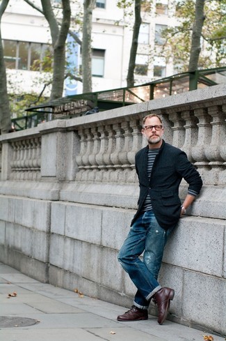 Как носить синие рваные джинсы с темно-синим шерстяным пиджаком мужчине