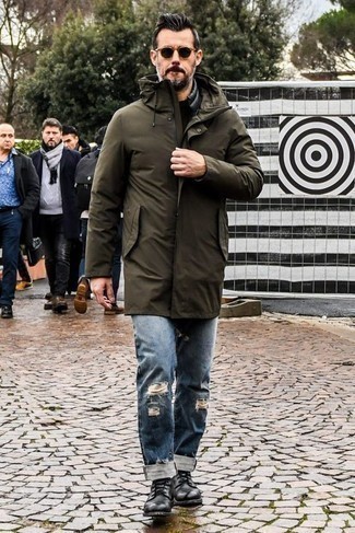 Как носить синие рваные джинсы с оливковой паркой мужчине