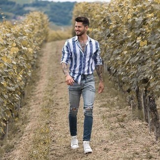 Как носить синие рваные джинсы с белыми низкими кедами мужчине