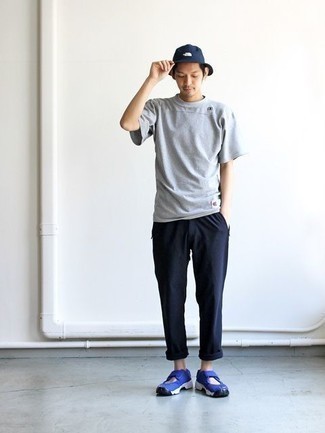 Какие брюки чинос носить с синими сандалиями