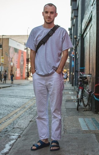 Какие брюки чинос носить с синими сандалиями