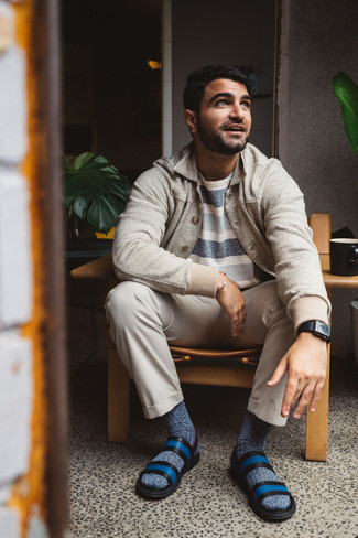 Какие брюки чинос носить с синими сандалиями