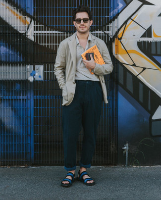 Какие брюки чинос носить с синими сандалиями