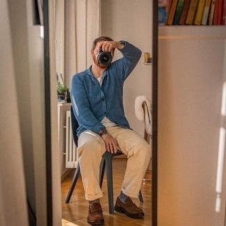 С чем носить синий кардиган с отложным воротником мужчине