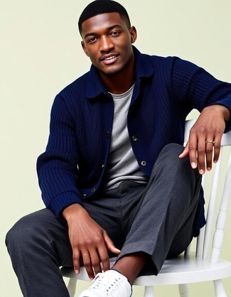 С чем носить синий кардиган с отложным воротником мужчине