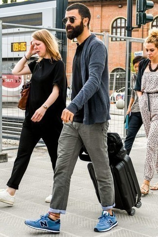 С чем носить синий кардиган с отложным воротником мужчине