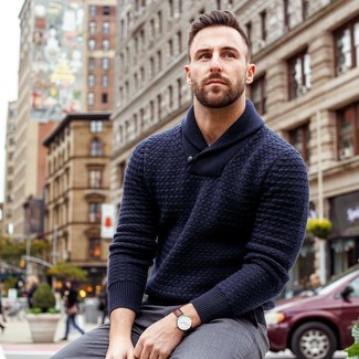 С чем носить синий свитер с отложным воротником