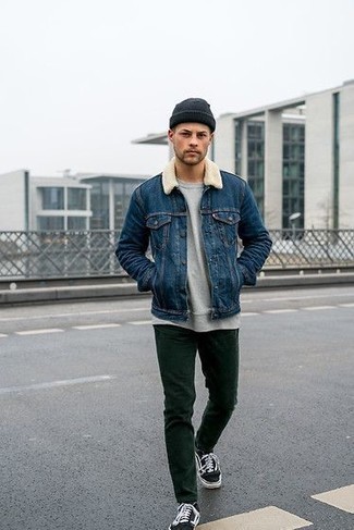 Как носить синюю короткую дубленку с темно-зелеными брюками чинос