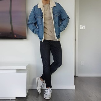 Какие низкие кеды носить с синей короткой дубленкой мужчине