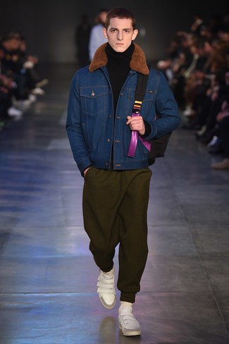 Какие спортивные штаны носить с синей короткой дубленкой мужчине