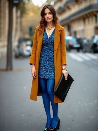 С чем носить синее платье-футляр