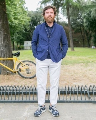 Какие кроссовки носить с синей курткой-рубашкой мужчине