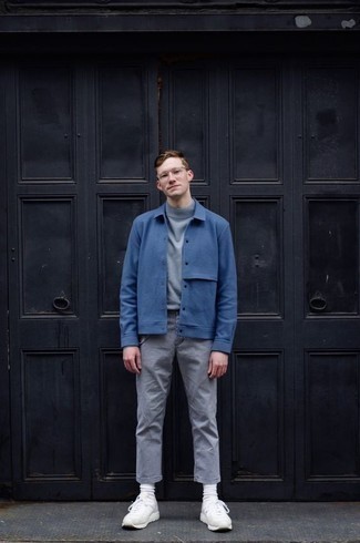 Какие кроссовки носить с синей курткой-рубашкой мужчине
