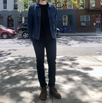 Как носить синюю куртку-рубашку с черными джинсами мужчине