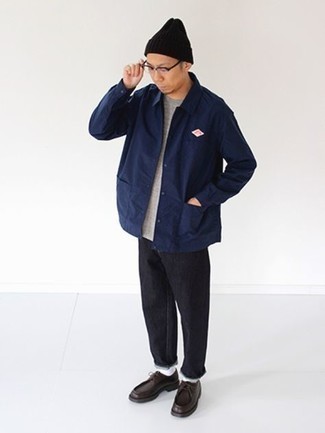 Как носить синюю куртку-рубашку с черными джинсами мужчине