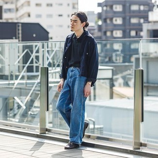 Как носить синюю куртку-рубашку с синими джинсами мужчине