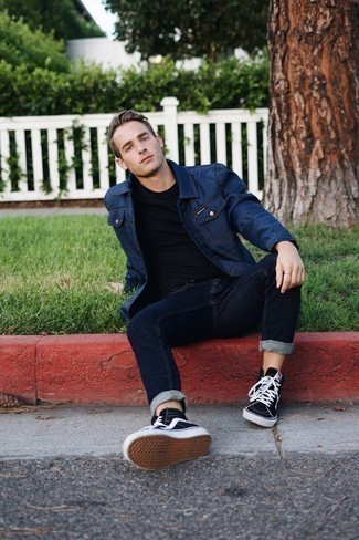 Какие высокие кеды носить с синей курткой-рубашкой мужчине