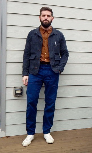 Какие высокие кеды носить с синей курткой-рубашкой мужчине