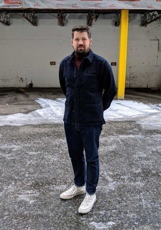 Какие высокие кеды носить с синей курткой-рубашкой мужчине