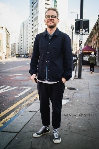 Какие высокие кеды носить с синей курткой-рубашкой мужчине