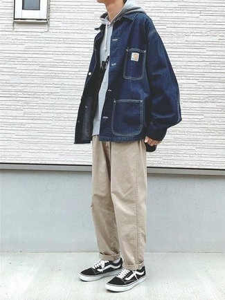 Какой худи носить с синей курткой-рубашкой мужчине