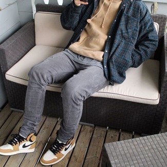 Какой худи носить с синей курткой-рубашкой мужчине