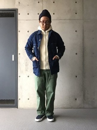 Какой худи носить с синей курткой-рубашкой мужчине