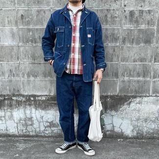 Какие джинсы носить с синей курткой-рубашкой мужчине
