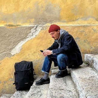 Какие джинсы носить с синей курткой-рубашкой мужчине