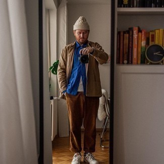 С чем носить синюю куртку-рубашку мужчине