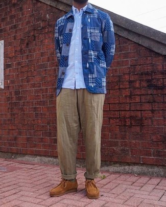 С чем носить синюю куртку-рубашку мужчине