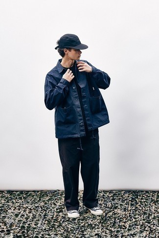 С чем носить синюю куртку-рубашку мужчине