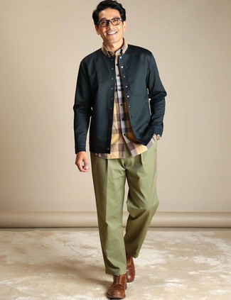 С чем носить синюю куртку-рубашку мужчине