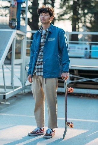 С чем носить синюю куртку-рубашку мужчине