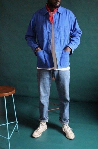 С чем носить синюю куртку-рубашку мужчине