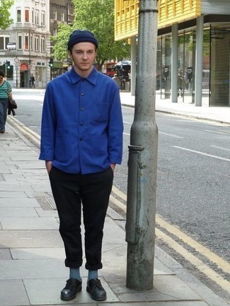 С чем носить синюю куртку-рубашку мужчине