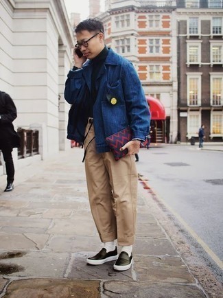 С чем носить синюю куртку-рубашку мужчине