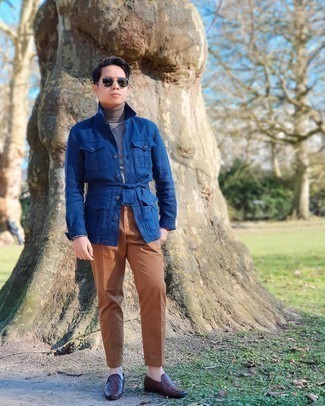 С чем носить синюю куртку-рубашку мужчине