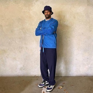 Как носить синюю куртку-рубашку с темно-синими брюками чинос