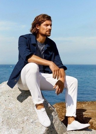 Как носить синюю куртку-рубашку с белыми джинсами мужчине