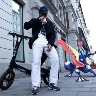 Как носить синюю куртку-рубашку с белыми джинсами мужчине