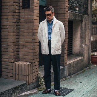 С чем носить синюю рубашку с коротким рукавом мужчине