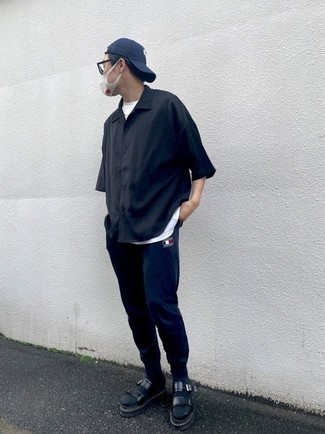 Какие спортивные штаны носить с синей рубашкой с коротким рукавом мужчине