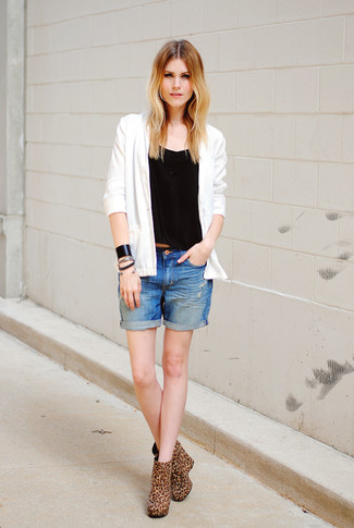 Какие ботильоны носить с синими шортами