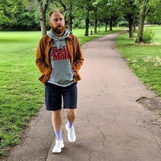 Какие кроссовки носить с синими шортами мужчине