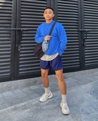 Какие кроссовки носить с синими шортами мужчине