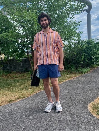 Какие кроссовки носить с синими шортами мужчине