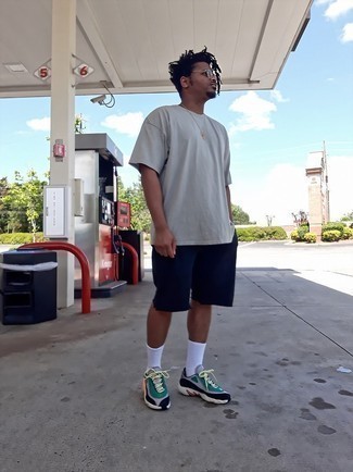 Какие кроссовки носить с синими шортами мужчине