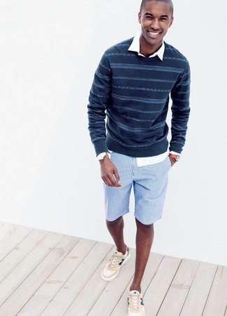Какие свитера с круглым вырезом носить с синими шортами мужчине